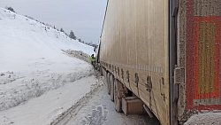 Водитель грузовика въехал в сугроб на трассе в Челябинской области