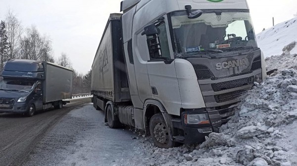 Водитель грузовика въехал в сугроб на трассе в Челябинской области