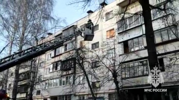 Пожарные эвакуировали ребенка с карниза балкона на четвертом этаже в Челябинске