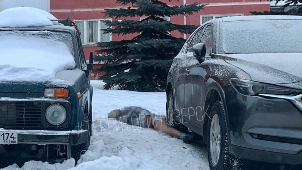 Тело полураздетого мужчины обнаружили около дома в Челябинской области