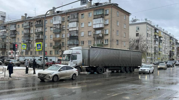 Водитель и пассажиры Hyundai пострадали в ДТП с грузовиком в Челябинске