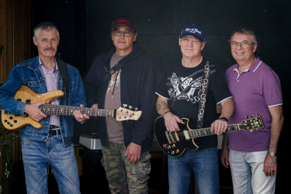 В Челябинске музыкант основал рок-группу и поет более 50 лет