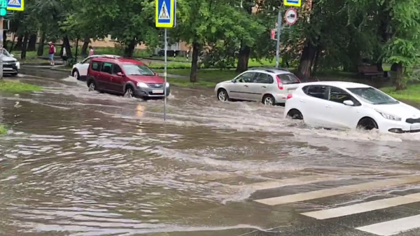 В сапогах и 10-балльных пробках: на Челябинск обрушился ливень