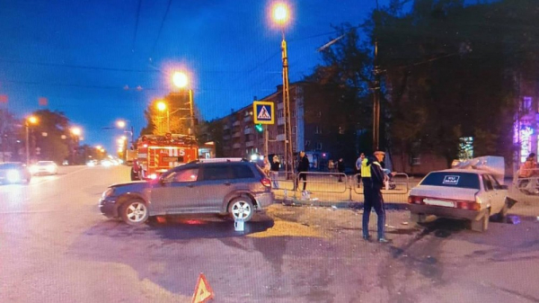 Два человека пострадали при столкновении &laquo;ВАЗа&raquo; с иномаркой в Челябинске